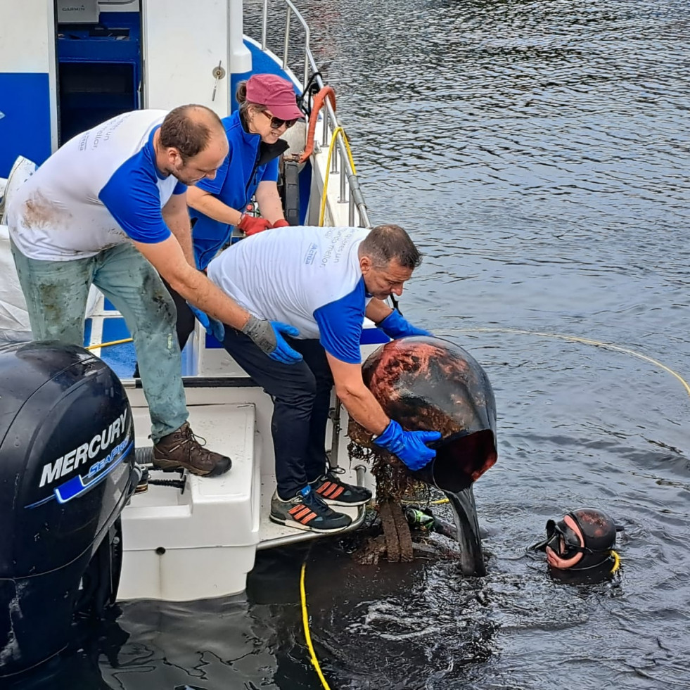 Retirados más de 2.500 kilos de basura marina de los fondos del puerto de Portonovo