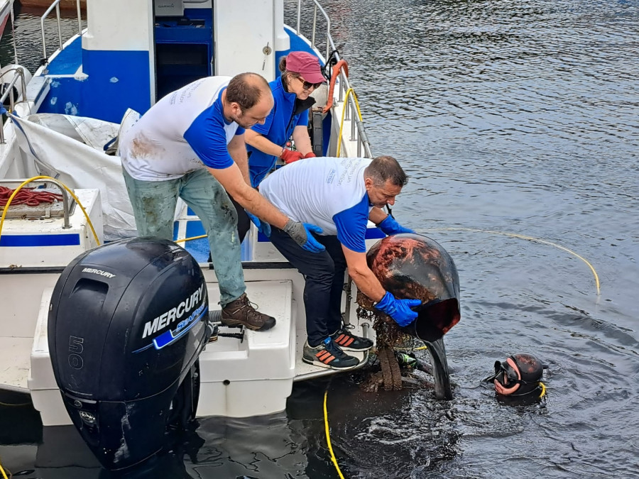 Retirados más de 2.500 kilos de basura marina de los fondos del puerto de Portonovo
