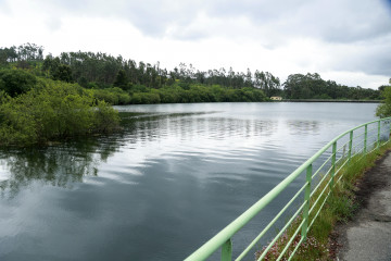 Embalse río con