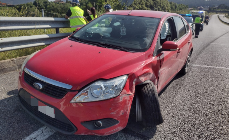 Un conductor resulta herido tras una salida de vía y choque contra la mediana de la AG-11, en Boiro