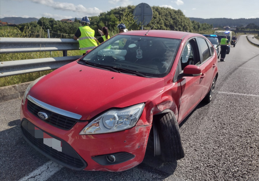 Un conductor resulta herido tras una salida de vía y choque contra la mediana de la AG-11, en Boiro