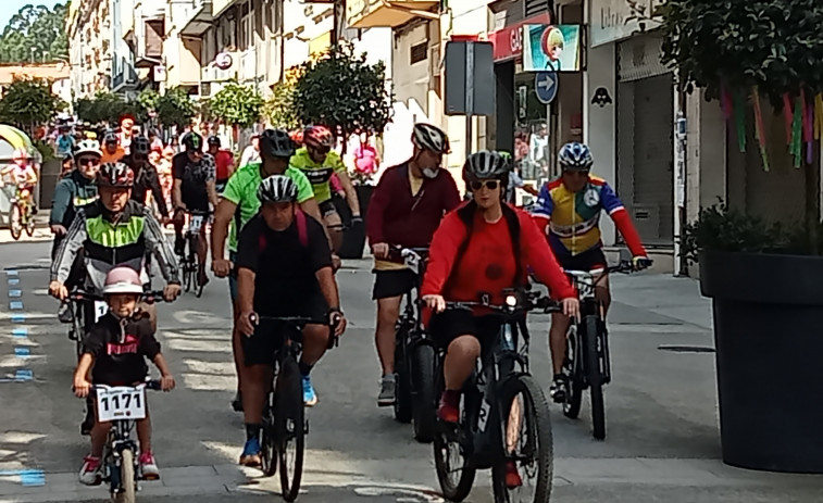 Ribeira vivió su fiesta de la bicicleta con unos 300 participantes en un paseo de recorrido urbano de 8 kilómetros