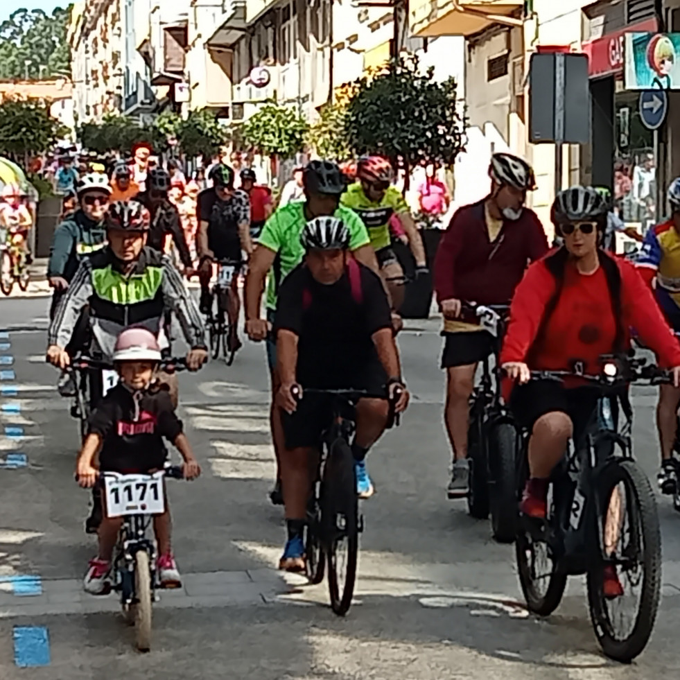Ribeira vivió su fiesta de la bicicleta con unos 300 participantes en un paseo de recorrido urbano de 8 kilómetros