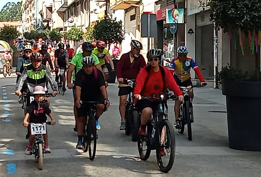 Ribeira vivió su fiesta de la bicicleta con unos 300 participantes en un paseo de recorrido urbano de 8 kilómetros