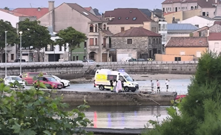 Rescatan a cuatro personas a las que se les complicó el regreso en kayak en A Illa