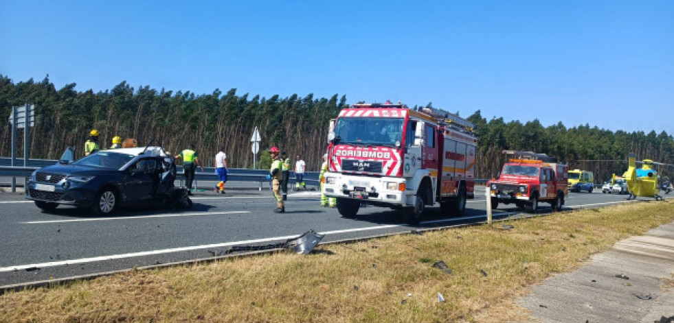 Un muerto y cinco heridos en una colisión frontal en O Pino