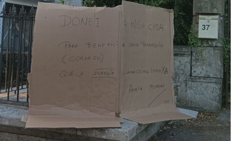 Colocan una pancarta en Cornazo para reclamar que la herencia de Agustín Romero se devuelva a la parroquia