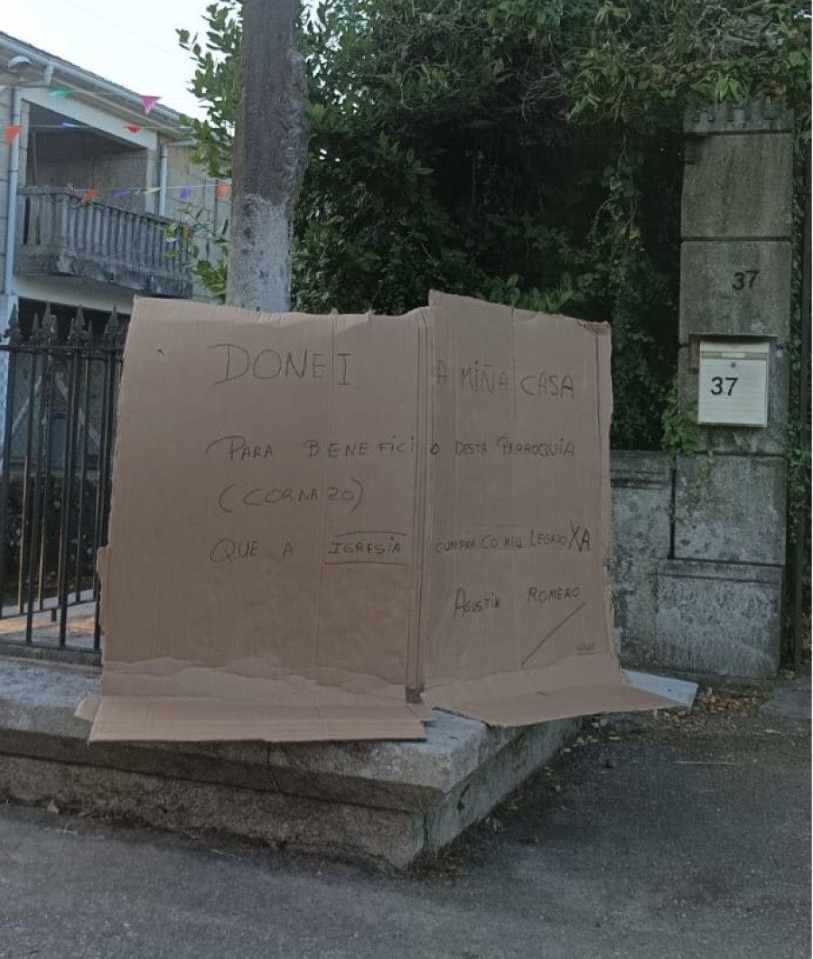 Colocan una pancarta en Cornazo para reclamar que la herencia de Agustín Romero se devuelva a la parroquia