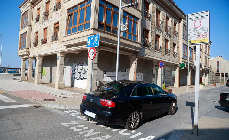 Cañón ve la zona residencia una “trampa” para “recadar” y Arosa defiende las mejoras  de estacionamiento