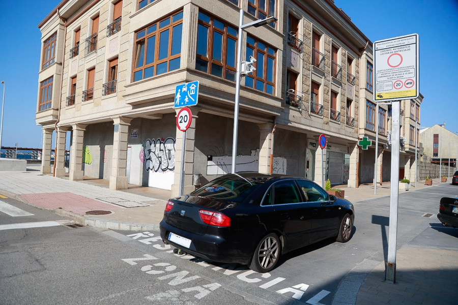 Cañón ve la zona residencia una “trampa” para “recadar” y Arosa defiende las mejoras  de estacionamiento