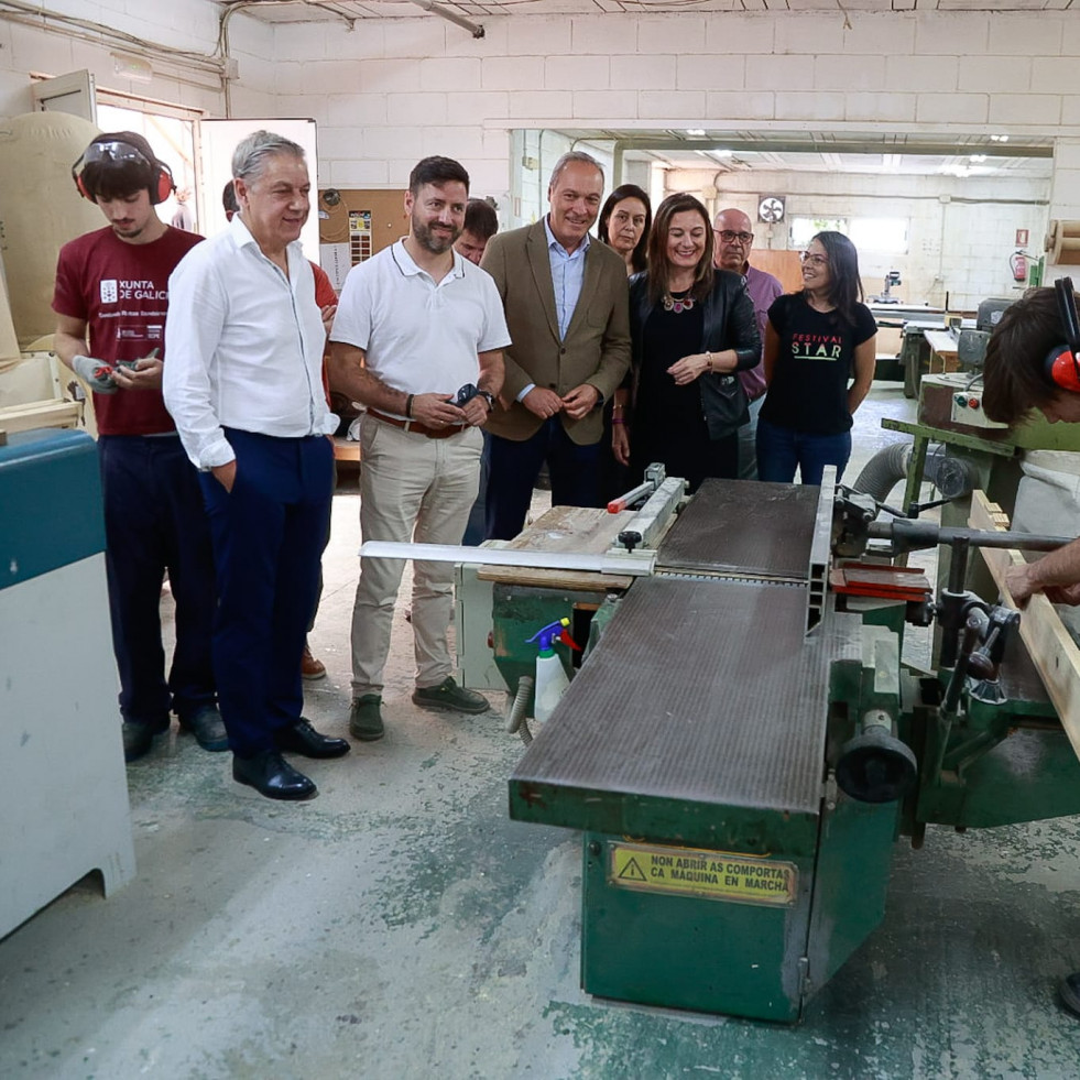 El obradoiro de empleo de Cambados encara su recta final con mejoras en la cantina de Burgáns y la casa de cultura de Oubiña