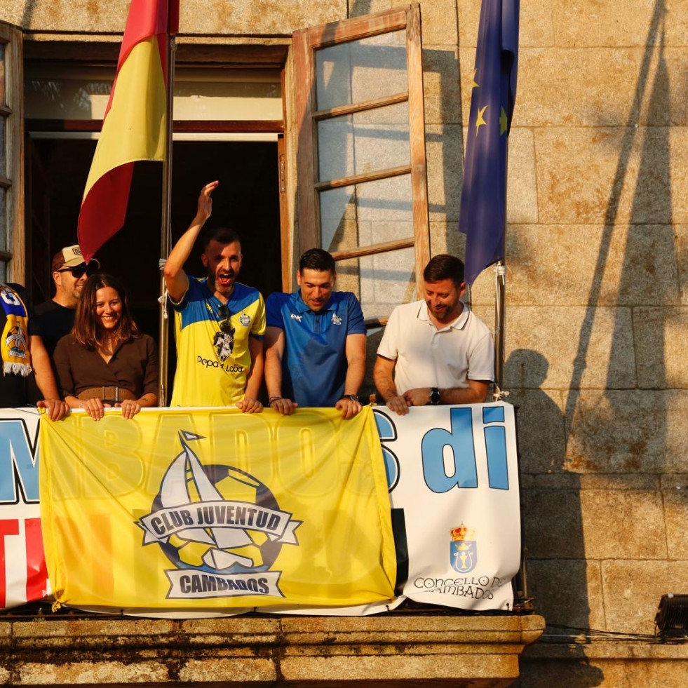 Cambados descorcha el albariño para celebrar el ascenso a Tercera RFEF