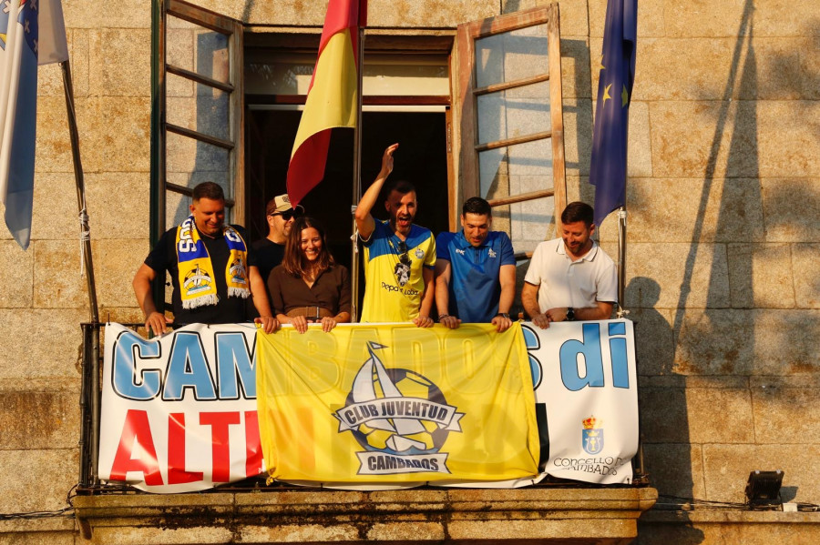 Cambados descorcha el albariño para celebrar el ascenso a Tercera RFEF