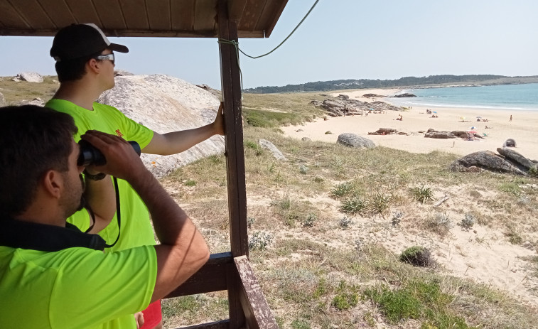 Dos mujeres alertan que unos hombres les hacen fotos sin permiso en la playa de O Vilar, en Ribeira
