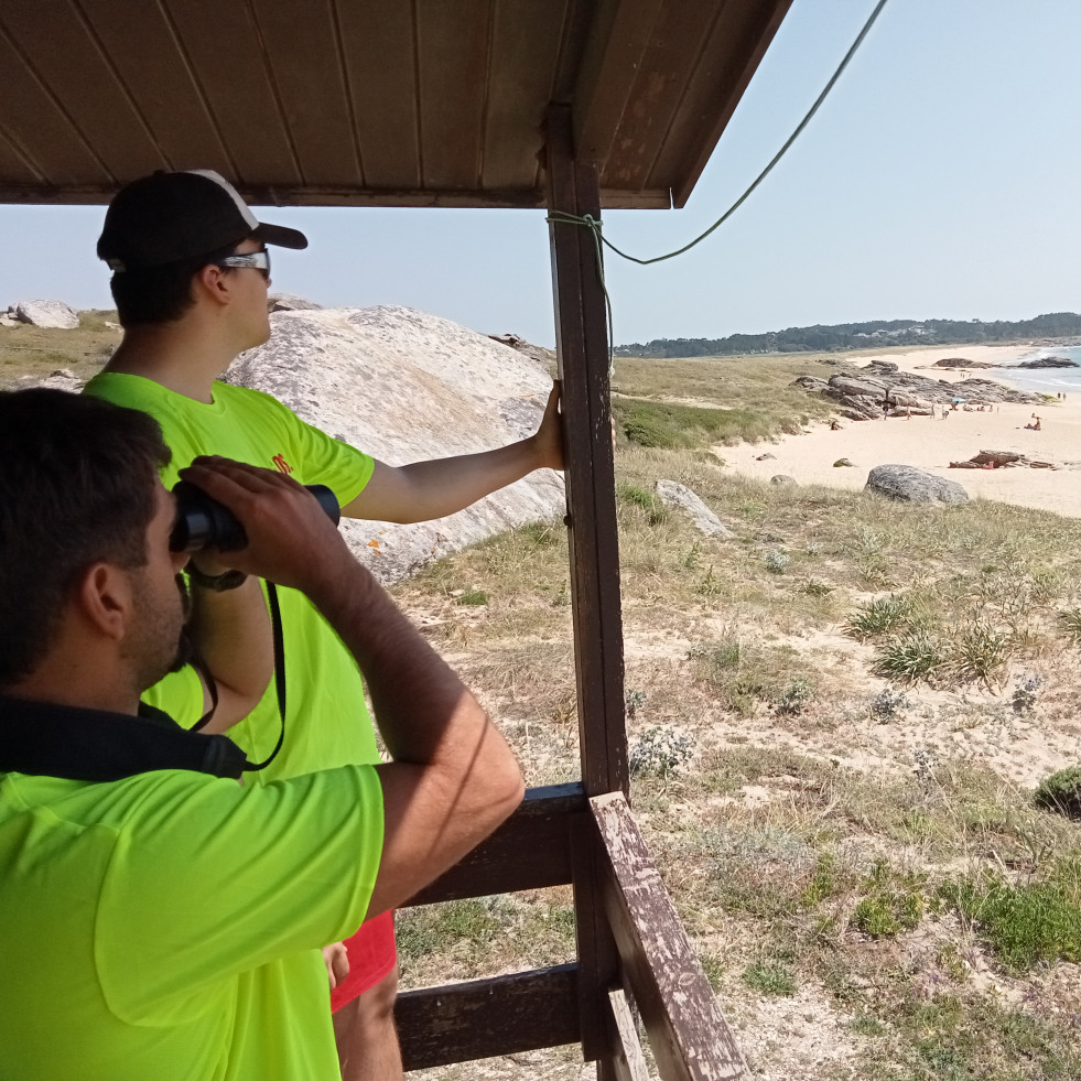 Dos mujeres alertan que unos hombres les hacen fotos sin permiso en la playa de O Vilar, en Ribeira