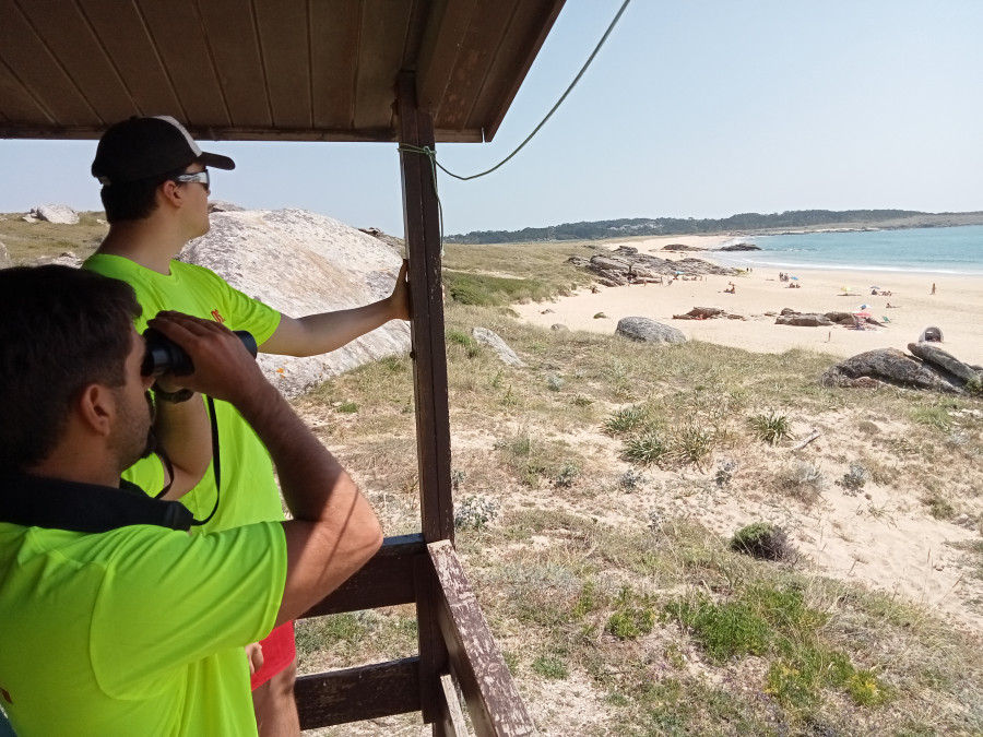 Dos mujeres alertan que unos hombres les hacen fotos sin permiso en la playa de O Vilar, en Ribeira