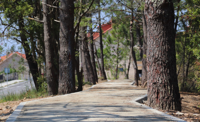 Entra en servicio la renovada senda peatonal de Teira, que supuso retirar la pasarela de madera