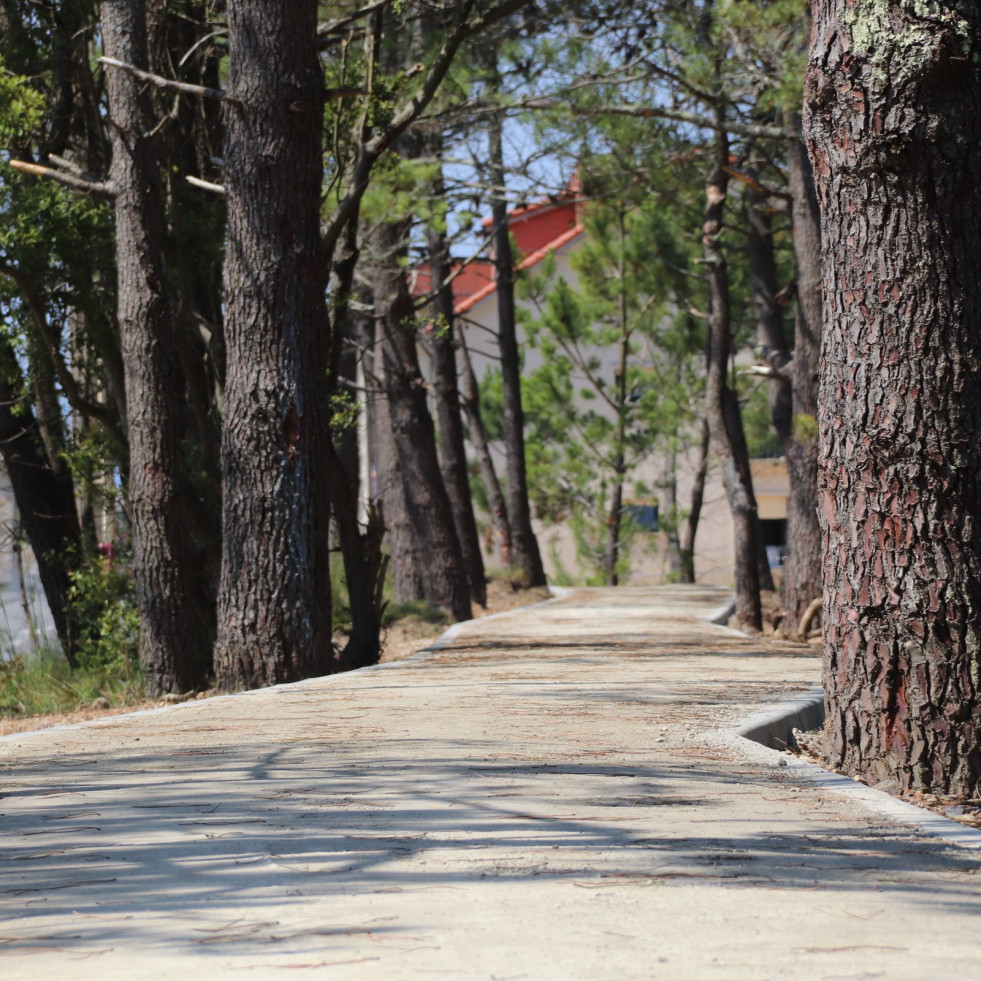 Entra en servicio la renovada senda peatonal de Teira, que supuso retirar la pasarela de madera