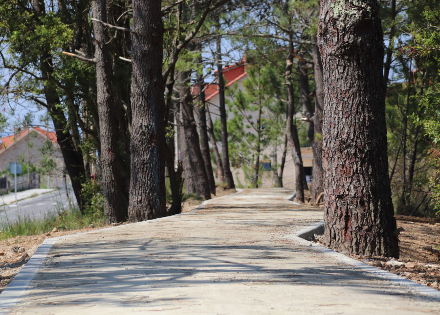 Entra en servicio la renovada senda peatonal de Teira, que supuso retirar la pasarela de madera