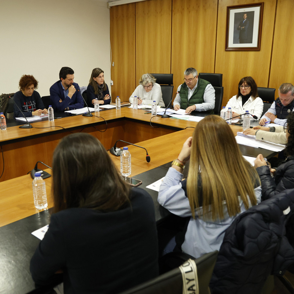 Ribadumia mejora los parques infantiles de la Praza do Concello y de la Carballeira de Barrantes