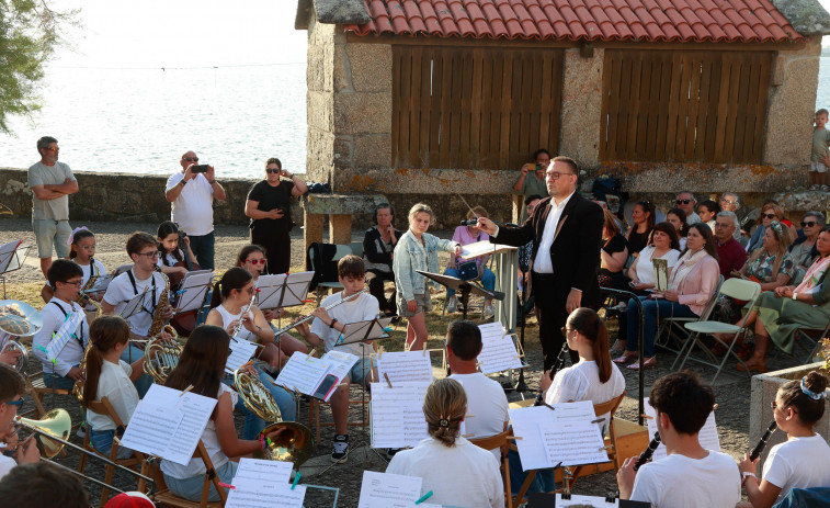 El Conservatorio de Cambados sube a 90 músicos al escenario con la Banda de Castrelo para cerrar su 20 aniversario