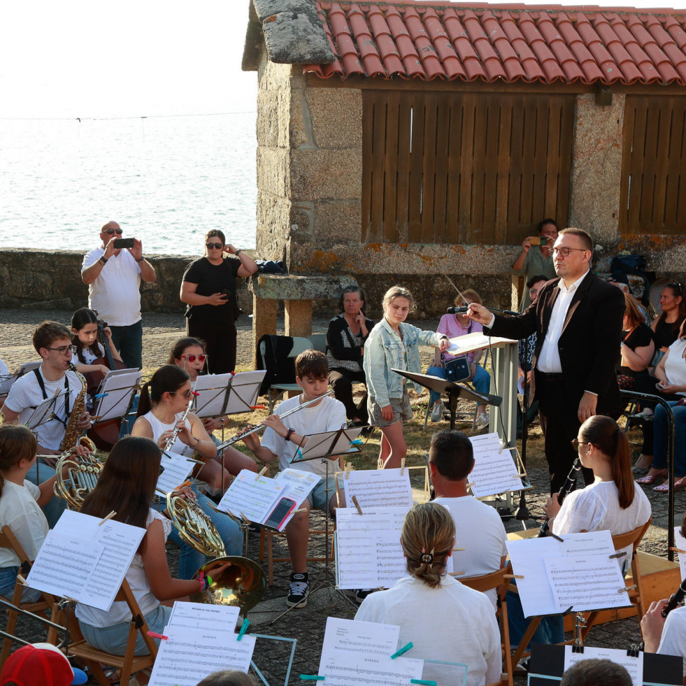 El Conservatorio de Cambados sube a 90 músicos al escenario con la Banda de Castrelo para cerrar su 20 aniversario