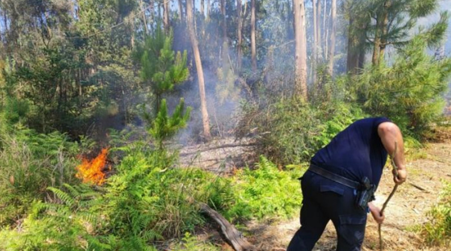 La Policía Local detectó el fuego en András, con cinco focos, gracias a un protocolo antiincendios