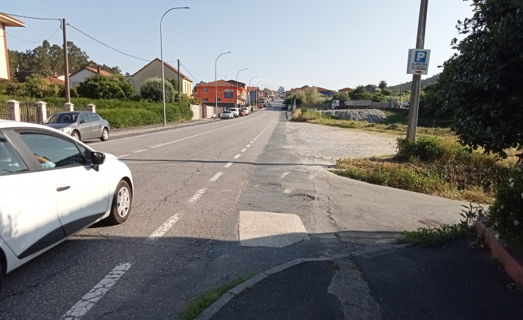 Denuncia que la falta de aceras en tramos del vial AC-305 en Vilariño pone en riesgo la vida de peatones