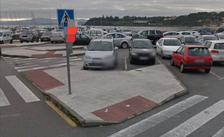 Descubren a un hombre muerto dentro de su coche aparcado en el relleno portuario de A Pobra