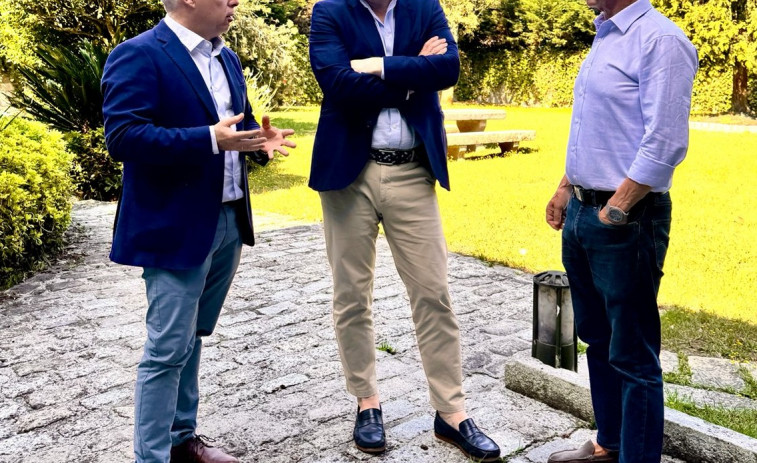 Calvo, Durán y Tourís abordan mejoras en campos y pabellones