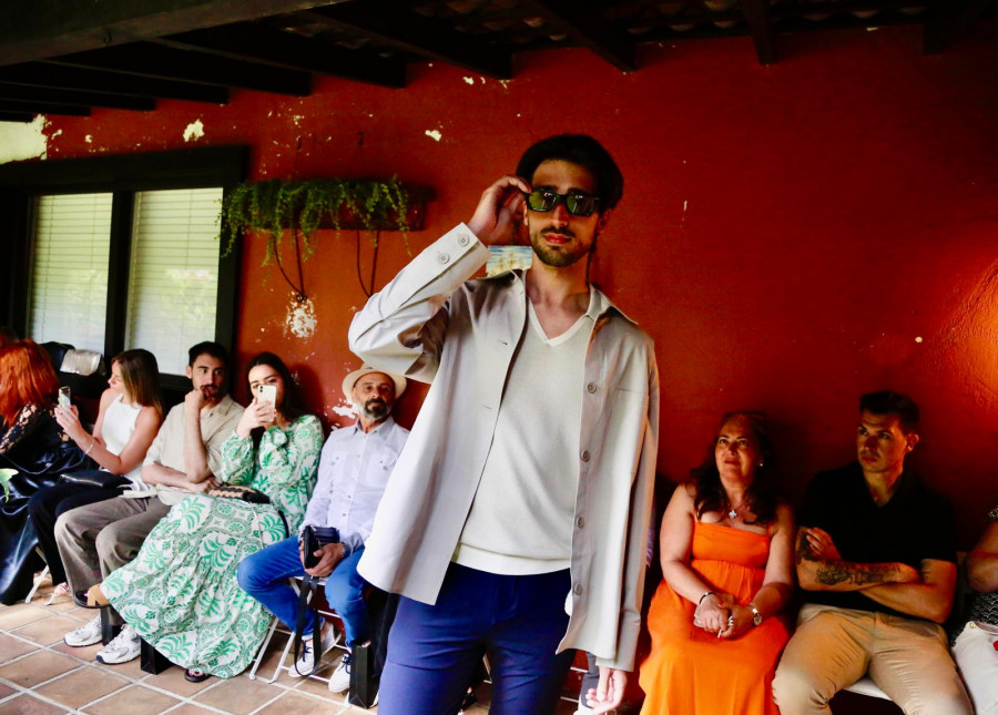 Ribadumia acogió un desfile de diseños de Roberto do Rego
