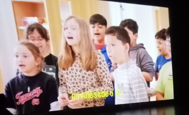 Unos 250 alumnos de diez colegios de Ribeira participan en la acción “Di-versos”