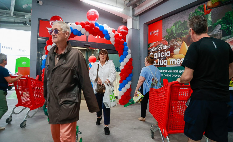 Colas para inaugurar el nuevo Eroski de Vilagarcía
