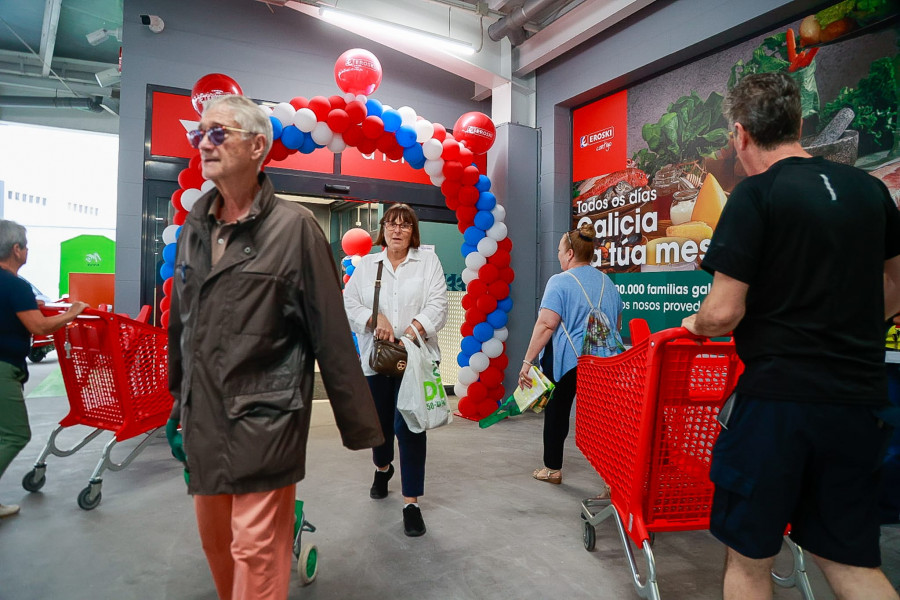 Colas para inaugurar el nuevo Eroski de Vilagarcía