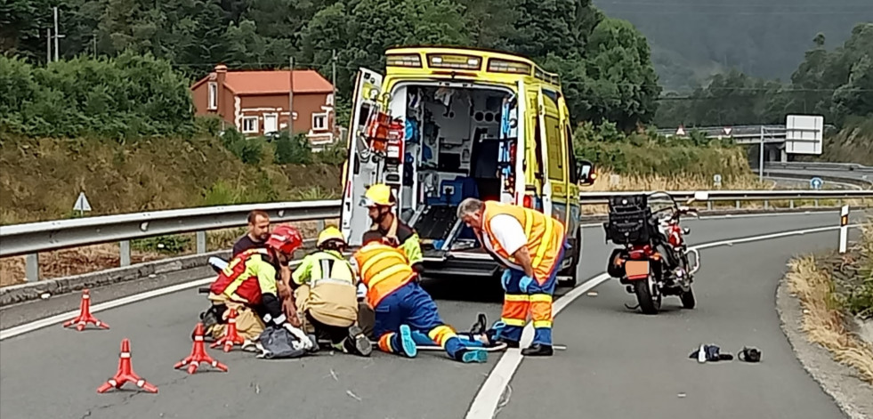 Un motorista sufre una fractura abierta en una pierna en un accidente de tráfico en la Autovía do Barbanza, en Boiro