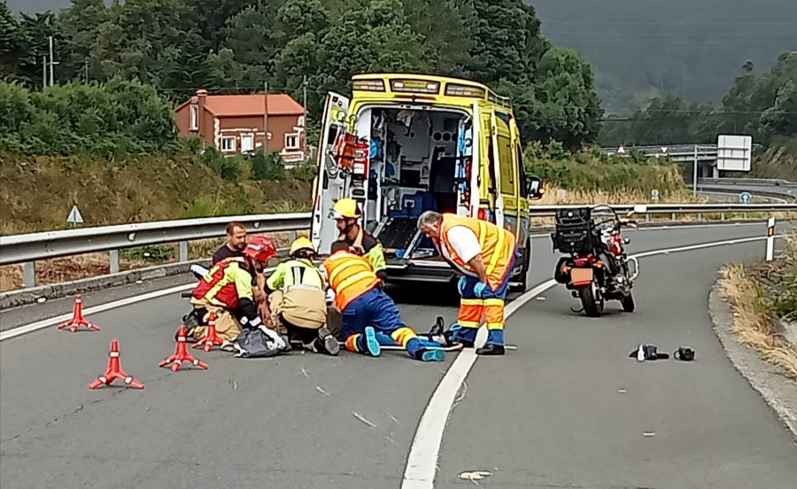 Un motorista sufre una fractura abierta en una pierna en un accidente de tráfico en la Autovía do Barbanza, en Boiro
