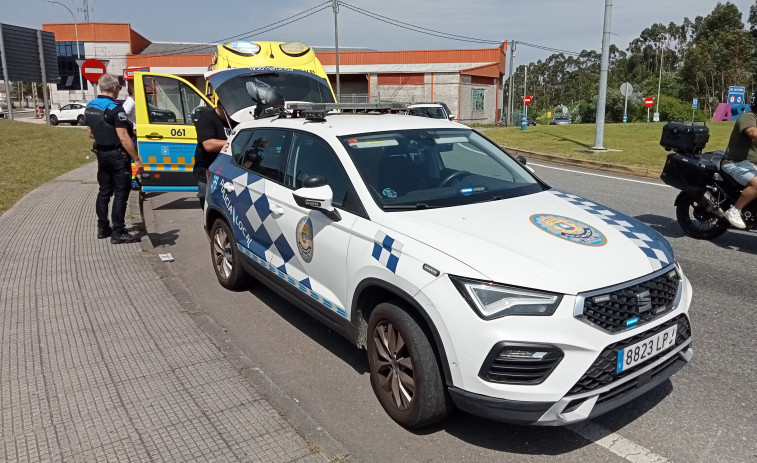Herido un motorista en una colisión de su vehículo y un coche en la rotonda de Xarás, en Ribeira