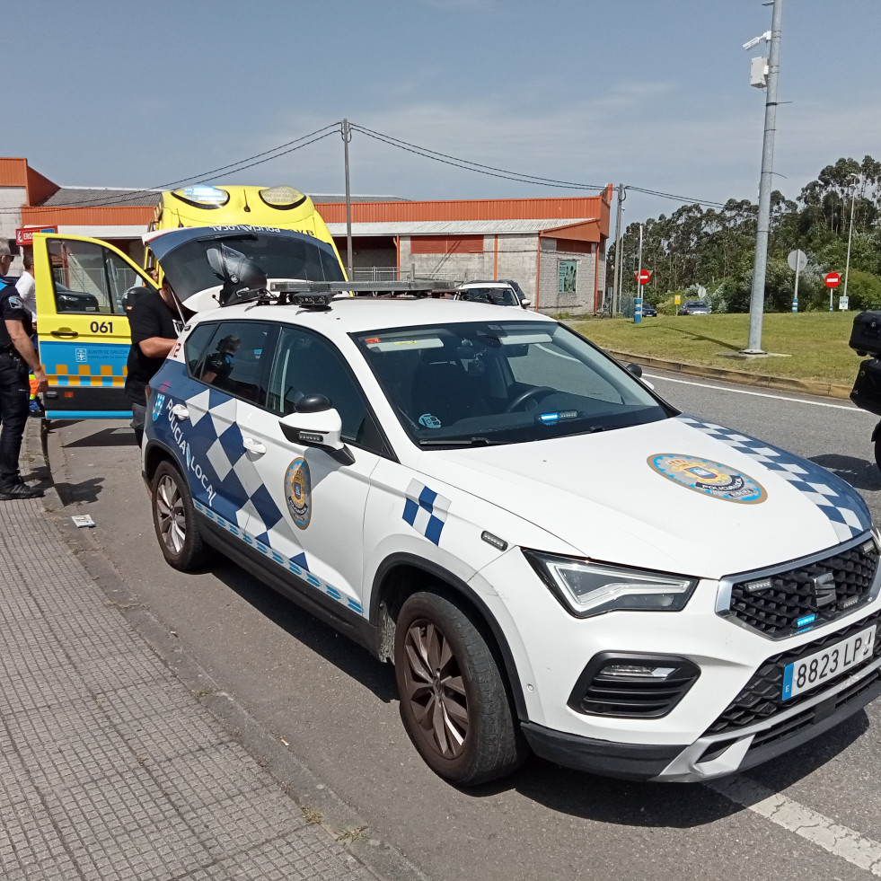 Herido un motorista en una colisión de su vehículo y un coche en la rotonda de Xarás, en Ribeira