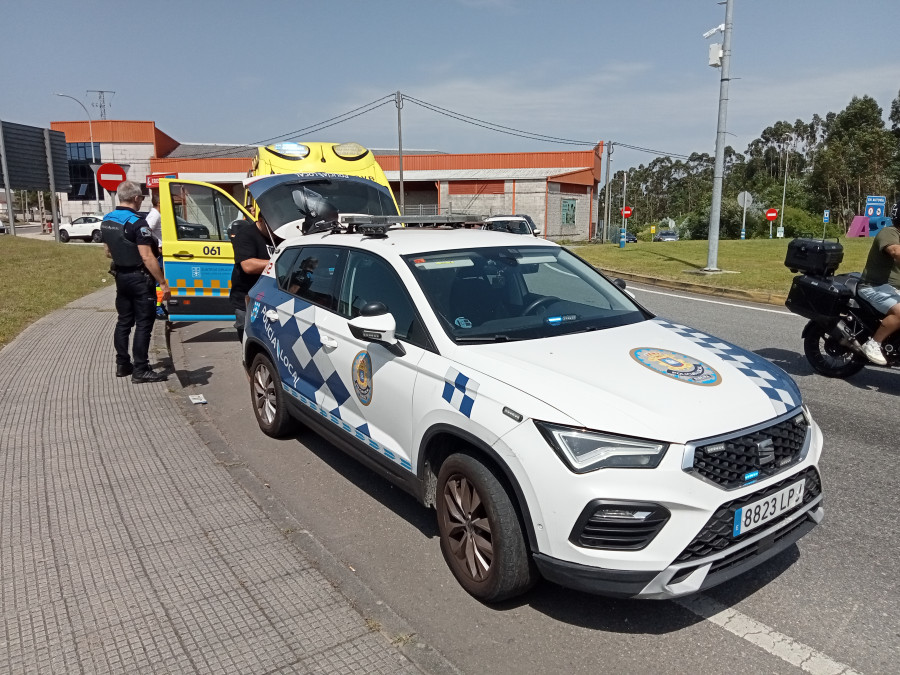 Herido un motorista en una colisión de su vehículo y un coche en la rotonda de Xarás, en Ribeira