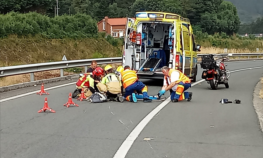 Heridos dos motoristas en sendos accidentes de tráfico en la AG-11 en Boiro y en la rotonda de Xarás en Ribeira
