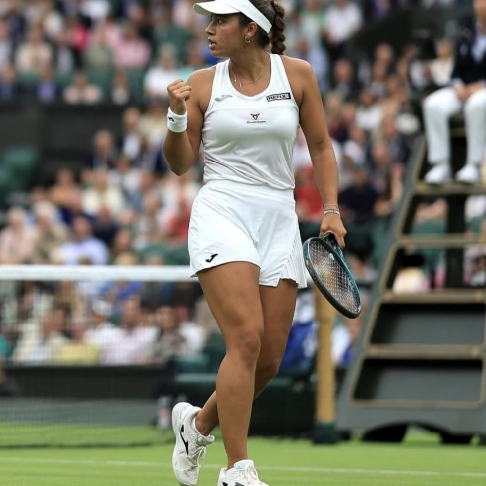 Jéssica Bouzas ya da raquetazos sobre hierba en el sur de Inglaterra