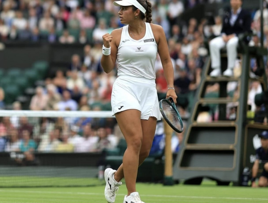 Jéssica Bouzas ya da raquetazos sobre hierba en el sur de Inglaterra