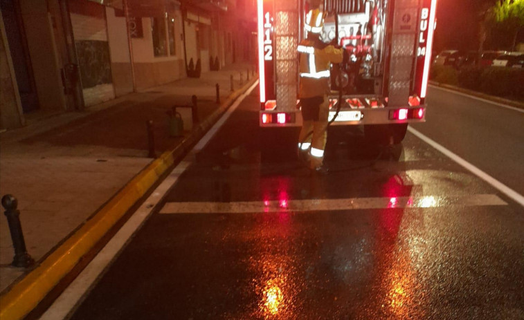 Eliminado de madrugada un derrame de aceite hidráulico causado por una avería en una furgoneta en el centro urbano de A Pobra
