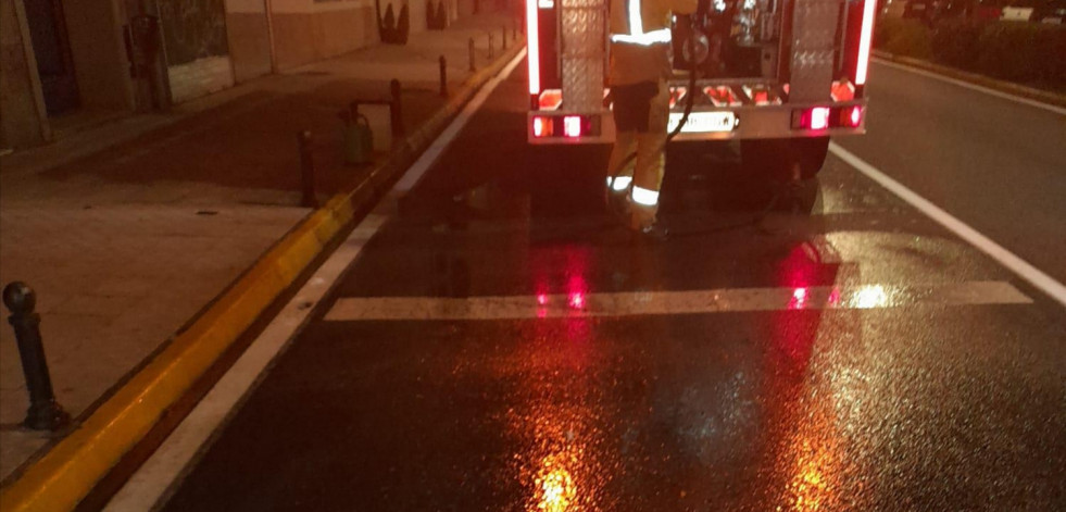 Eliminado de madrugada un derrame de aceite hidráulico causado por una avería en una furgoneta en el centro urbano de A Pobra