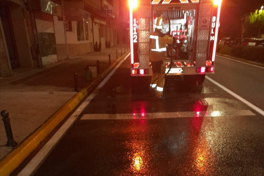 Eliminado de madrugada un derrame de aceite hidráulico causado por una avería en una furgoneta en el centro urbano de A Pobra