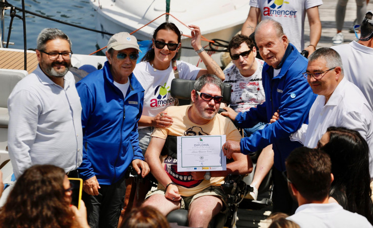 El rey emérito participa en la clausura de los “Bautismos de Mar”, que formó a 470 escolares de O Salnés en vela
