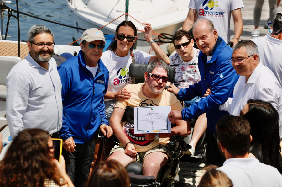 El rey emérito participa en la clausura de los “Bautismos de Mar”, que formó a 470 escolares de O Salnés en vela