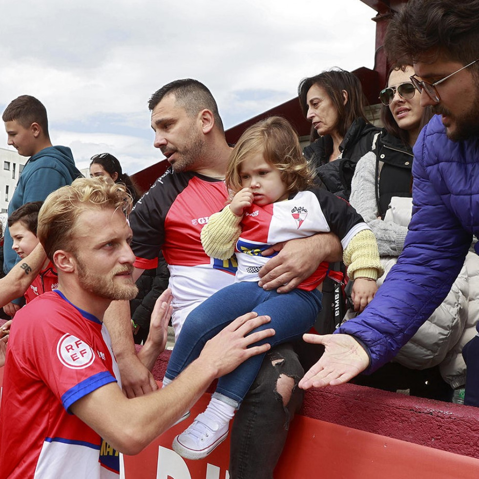 Jose Rivera continúa en el Arosa y Javi Pereira causa baja