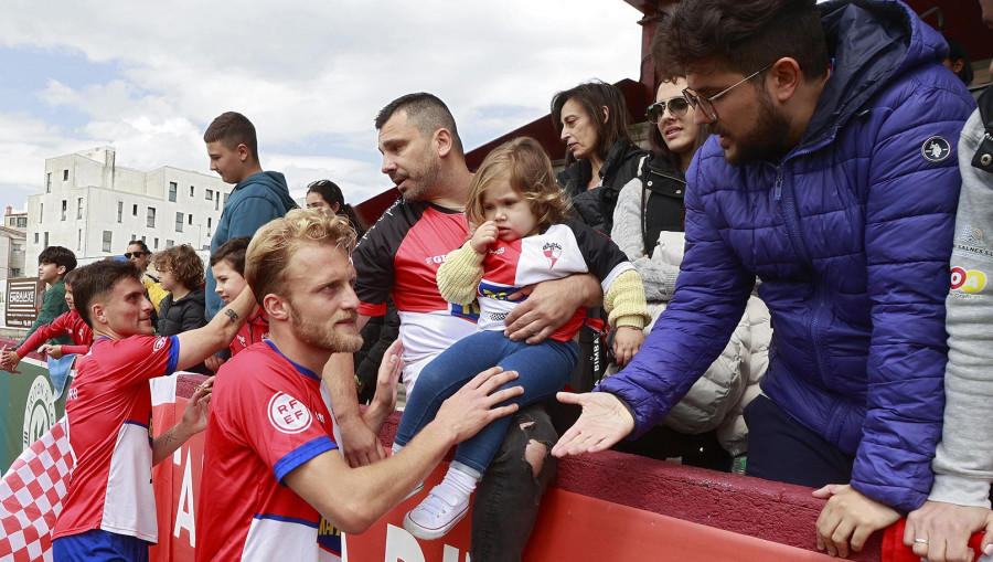Jose Rivera continúa en el Arosa y Javi Pereira causa baja