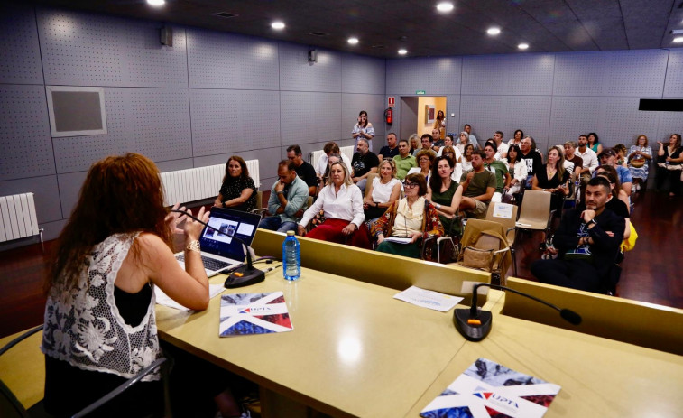 Las mariscadoras defienden la compatibilidad con otros oficios en el Foromar de Upta
